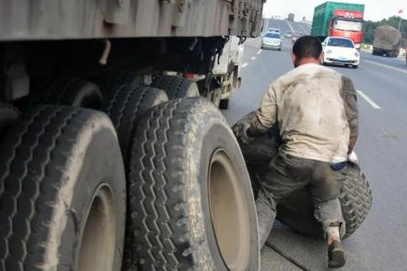 道路救援24小时电话榆靖高速拖车服务G65-高速路拖车价格-大车真空胎